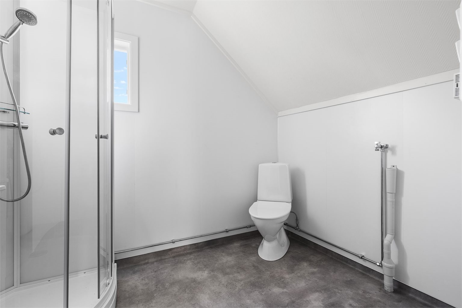 Badet i loftsetasjen er på 5m² og ble oppgradert i 2026.