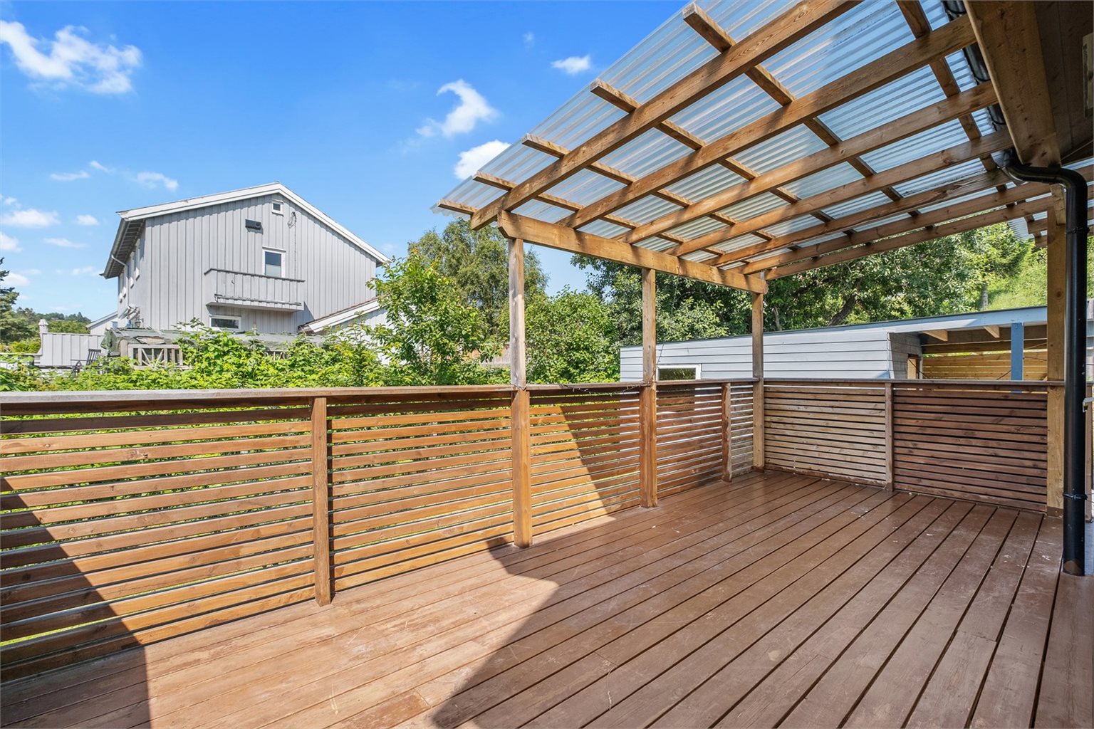 Terrassen er på hele 18m² og er nordvest vendt og byr på gode solforhold.