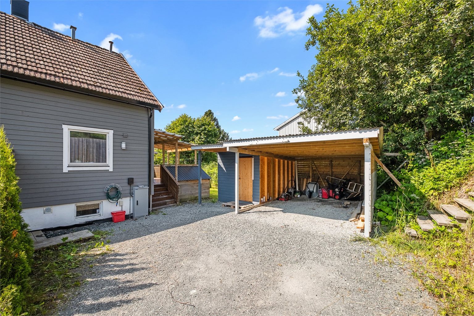 Carport med gode parkeringsmuligheter på gårdsplass.