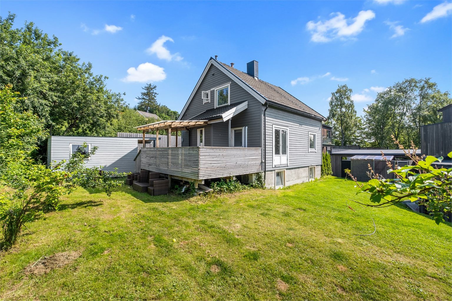 Velkommen til Underhaugsvegen 1A - En innholdsrik og oppgradert enebolig på 144m² med utleiedel. Foto: Michael Eid // Interiørfoto