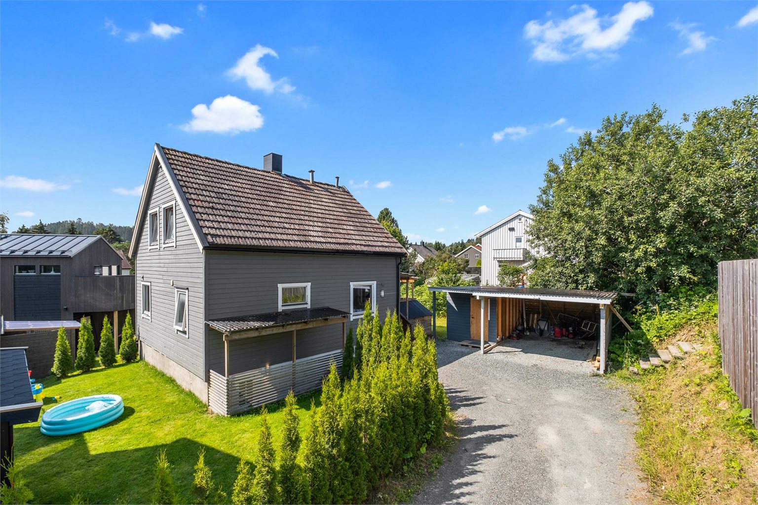 Hagen er delt opp via muntlige avtaler mellom naboene, se vedlagt i salgsoppgave. Det er egen inngang til utleiedelen.