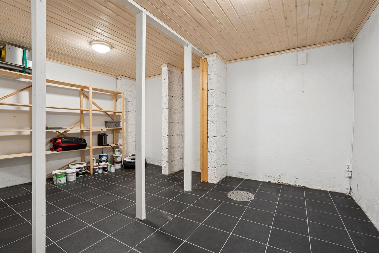 Her får du rikelig med lagringsplass fordelt på tre praktiske boder på totalt ca. 30 m².