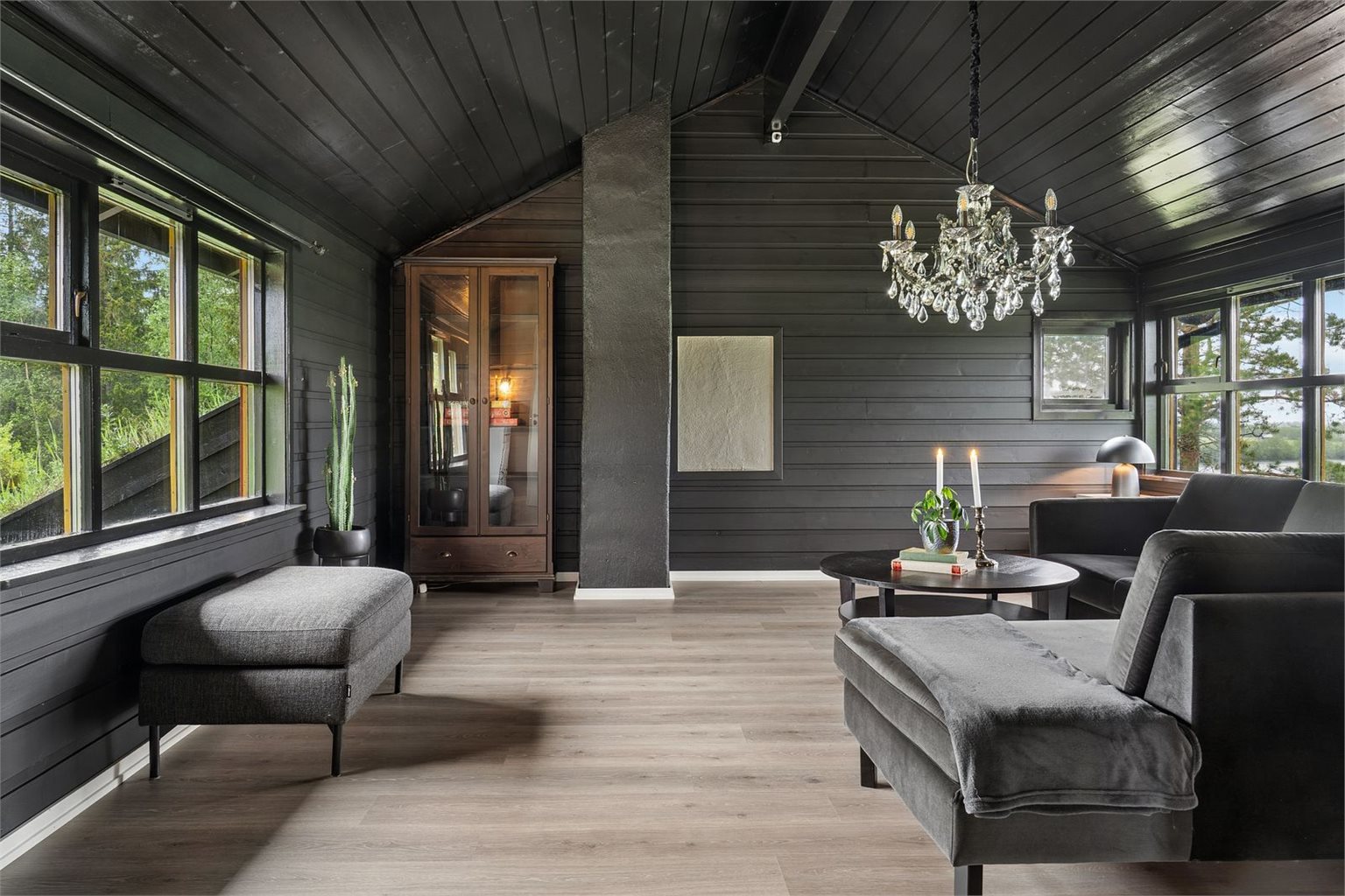 I loftetasjen finner du en romslig loftsstue på ca. 32 m², som gir et ekstra og allsidig oppholdsrom.