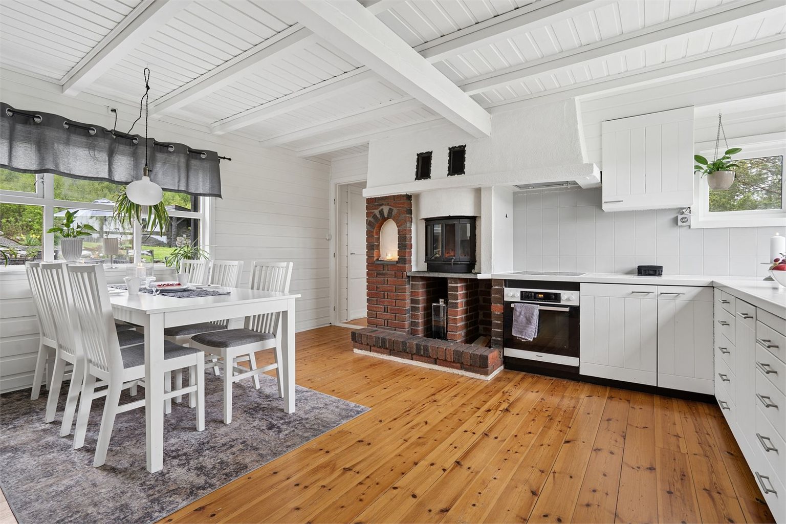 Stort kjøkken på hele 21 m² med god plass til egen spisegruppe.