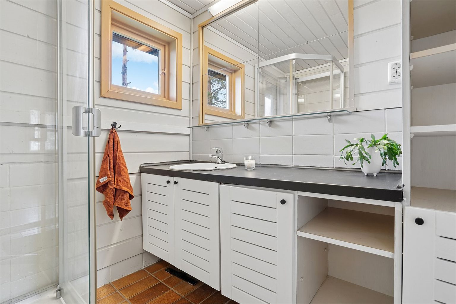 I 1. etasje finner du et bad på 4 m², i tillegg til et separat toalettrom.