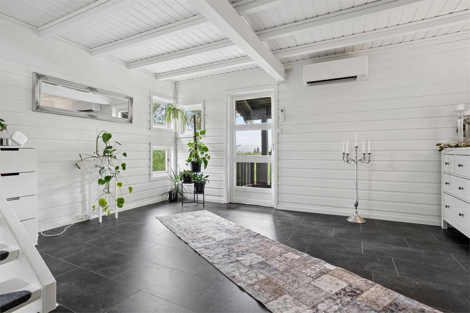 Stor og praktisk entré på ca. 22 m², med god plass til oppbevaring. Boligen er også utstyrt med varmepumpe som bidrar til effektiv oppvarming.