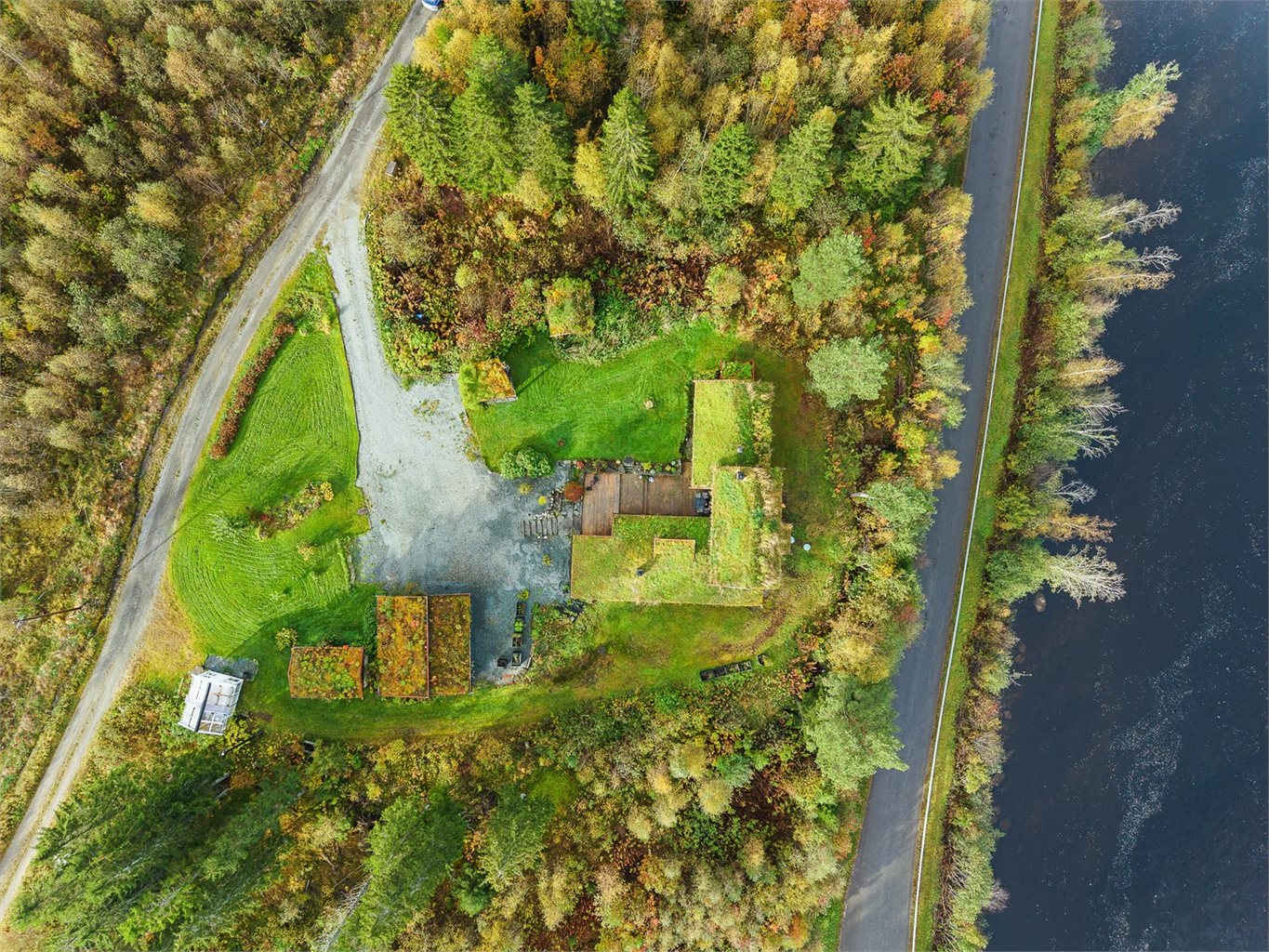 Den store tomten på nærmere 3 mål gir en sjelden kombinasjon av god plass, privatliv og landlige omgivelser.