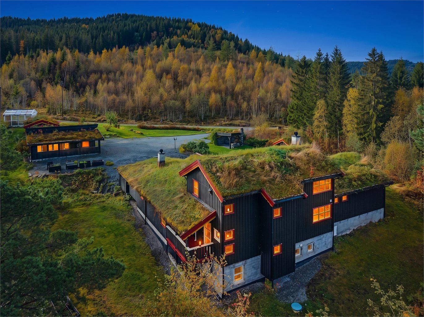 På tomten er det bla. garasje, carport, uthus og drivhus.