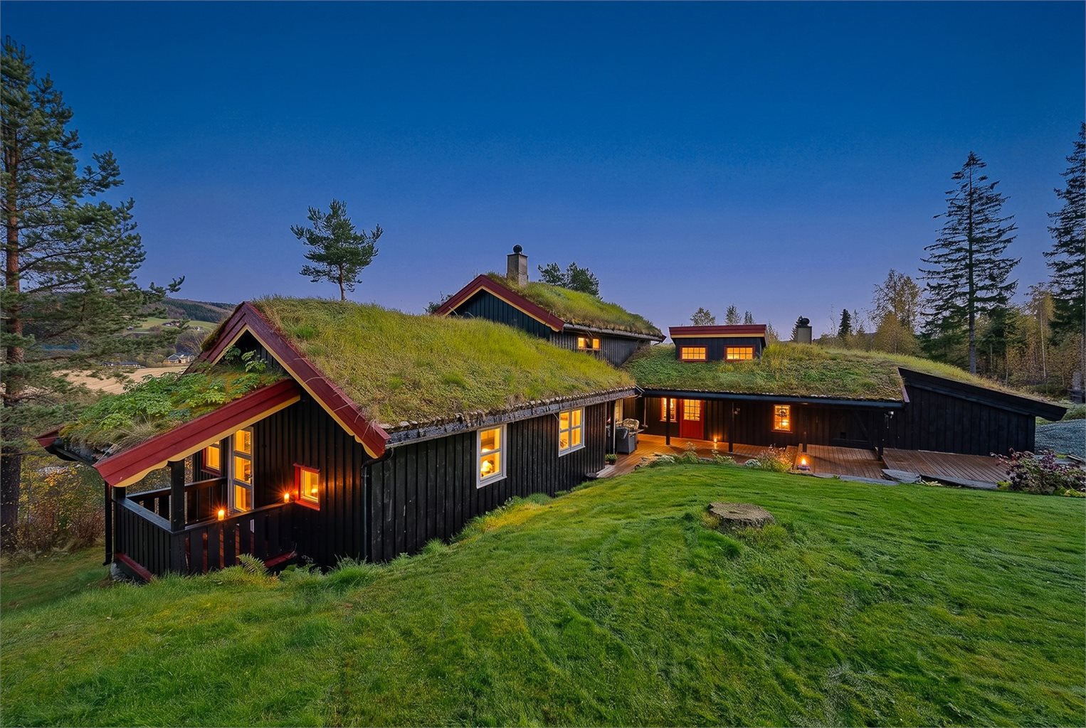Gode utearealer og omgivelsene rundt eiendommen gir den et landlig og idyllisk preg.