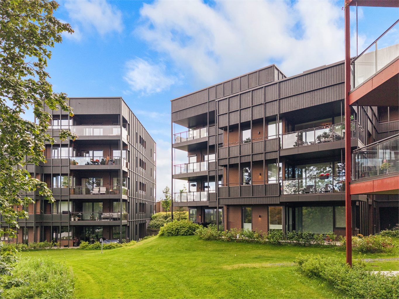 Eiendommen har også direkte tilgang til en pent opparbeidet sti som leder videre mot Ladestien.