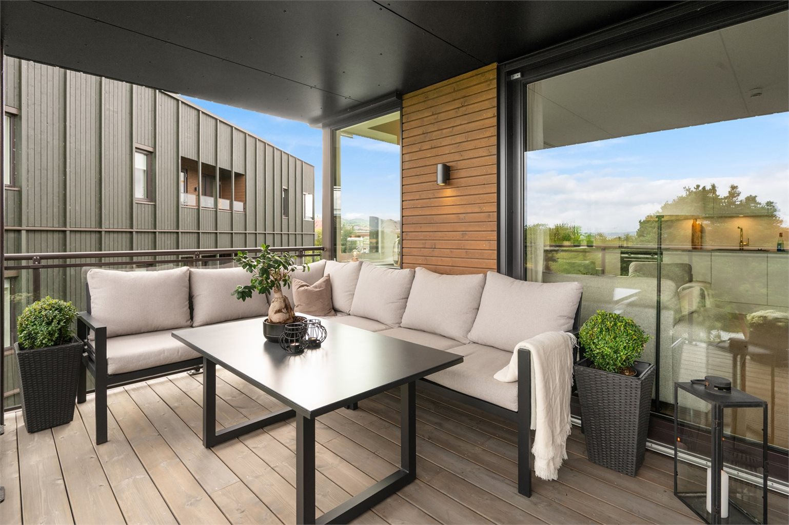 Balkongen er på hele 16 m² og har god plass til ønsket utemøblement, med plass til både sittegruppe og grill.