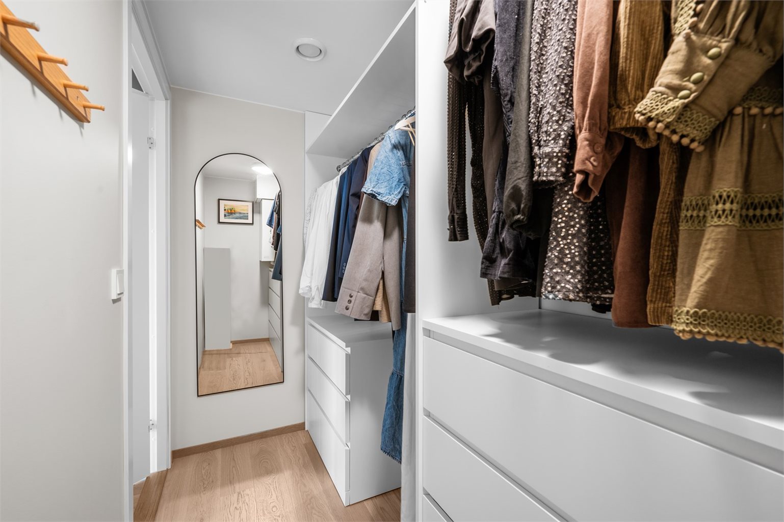 Praktisk walk-in-garderobe på hele 4 m², innredet med skuffer og gode opphengsmuligheter.