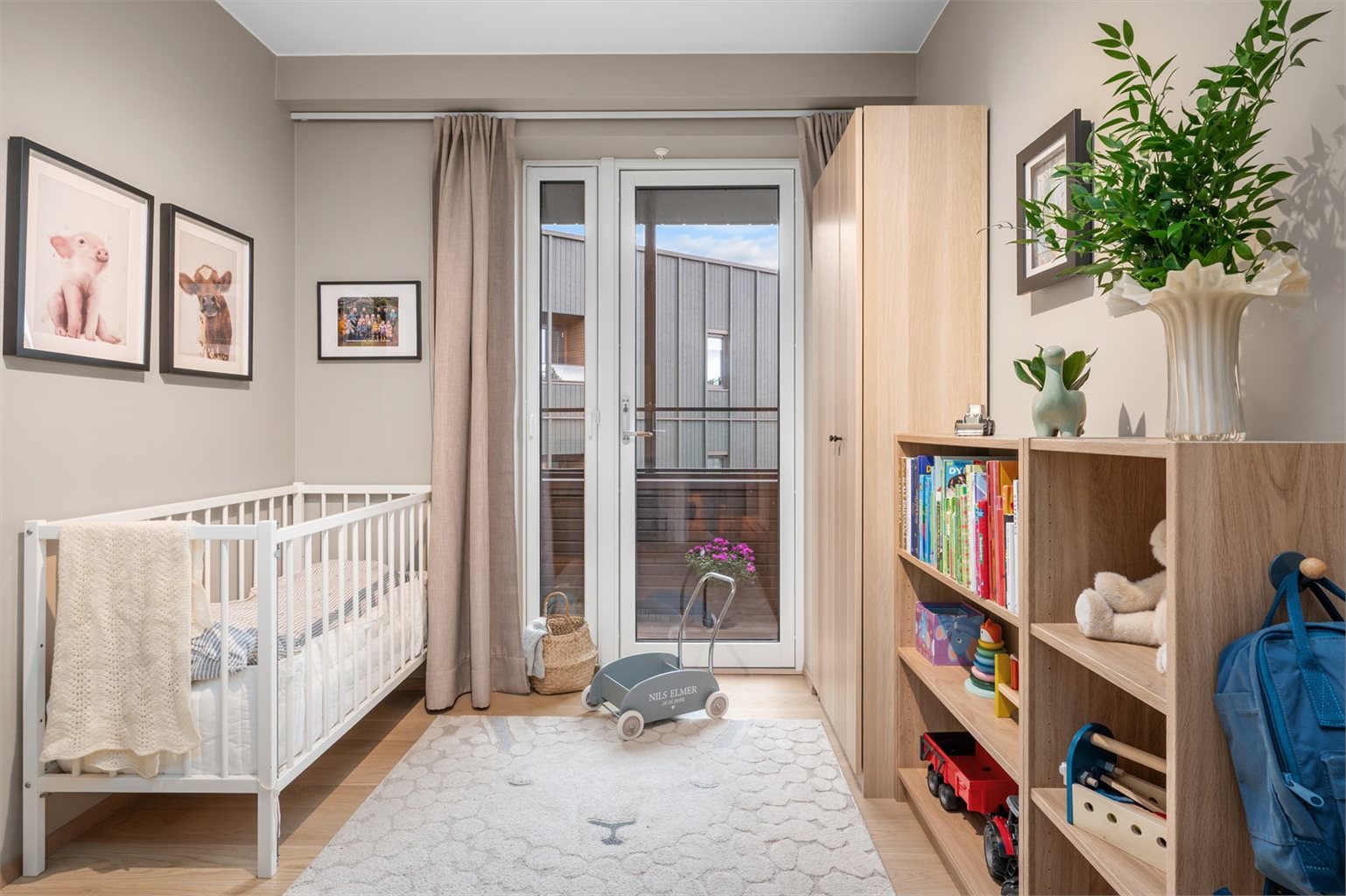 Boligens andre soverom er også av god størrelse og måler 8 m².
