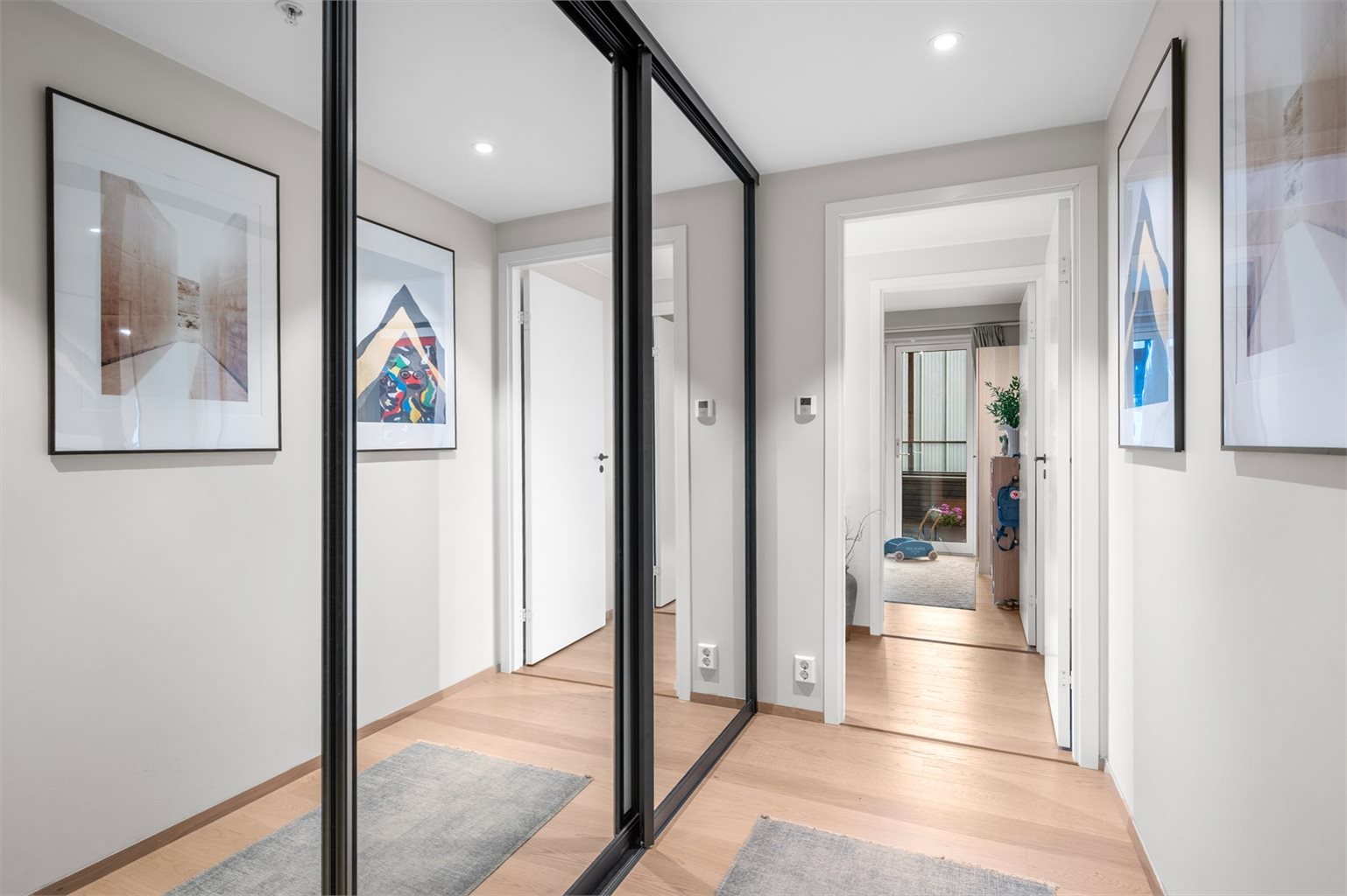 Her er det også etablert en stor skyvedørsgarderobe med god plass til oppbevaring av sko, yttertøy og øvrige eiendeler.