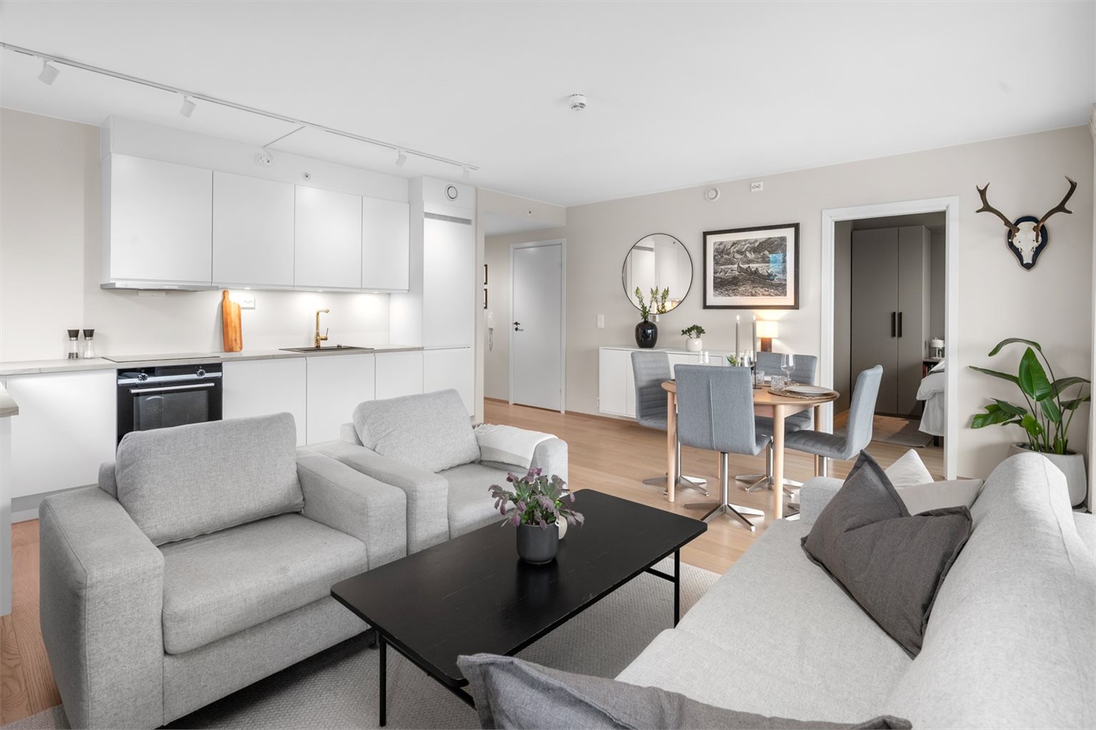 Den åpne stue- og kjøkkenløsningen utgjør hele 27 m² og byr på en luftig og innbydende atmosfære.