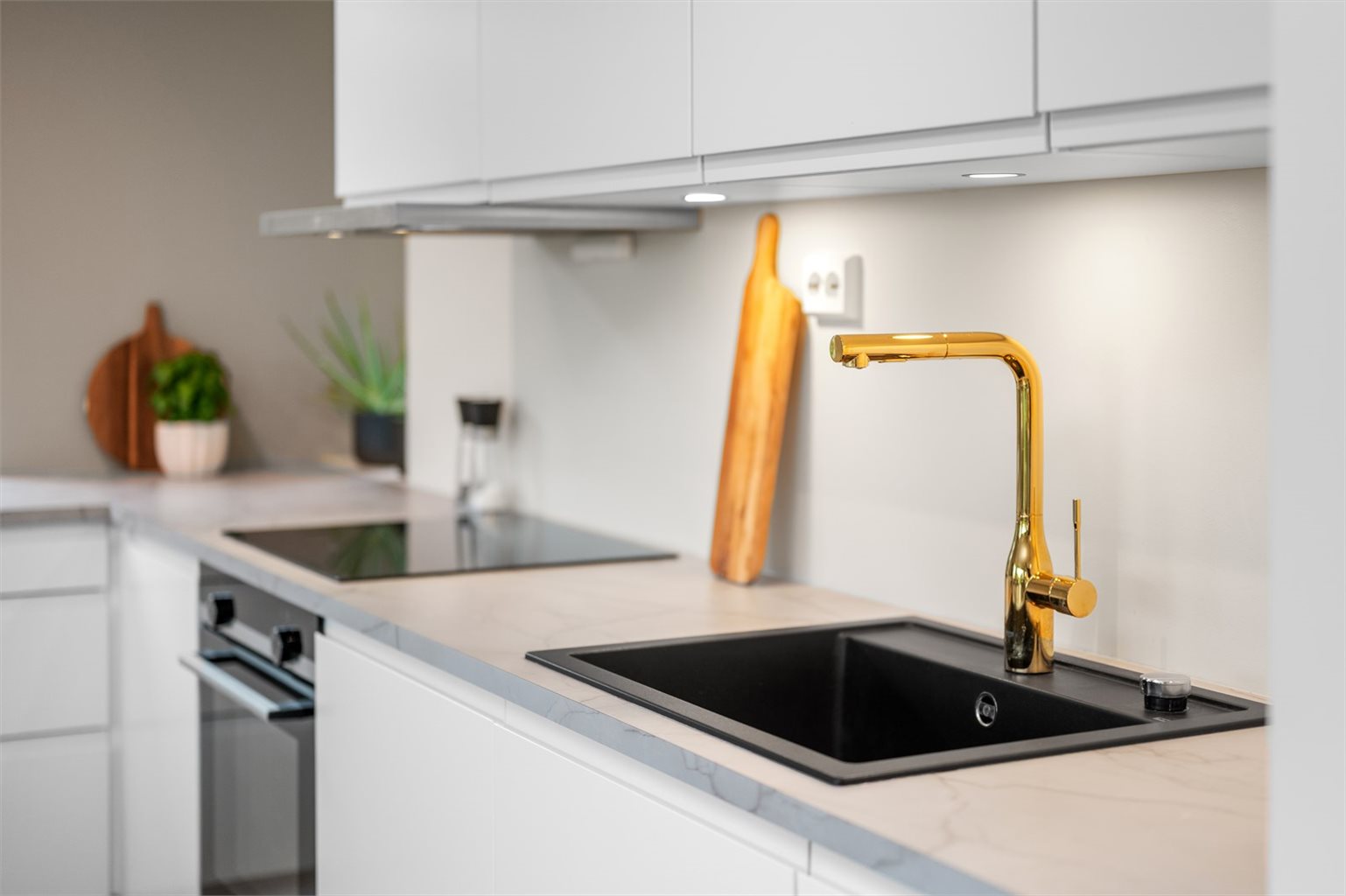 Her får man et stilrent kvalitetskjøkken fra HTH med integrerte hvitevarer fra Siemens, herunder stekeovn, kjøle- og fryseskap, oppvaskmaskin og platetopp.