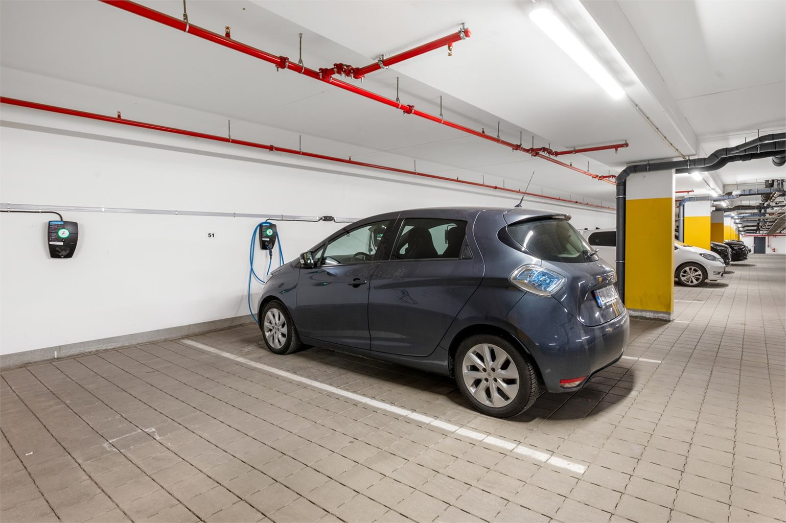 Her medfølger fast parkeringsplass i p-kjeller, med tilhørende elbil-lader.