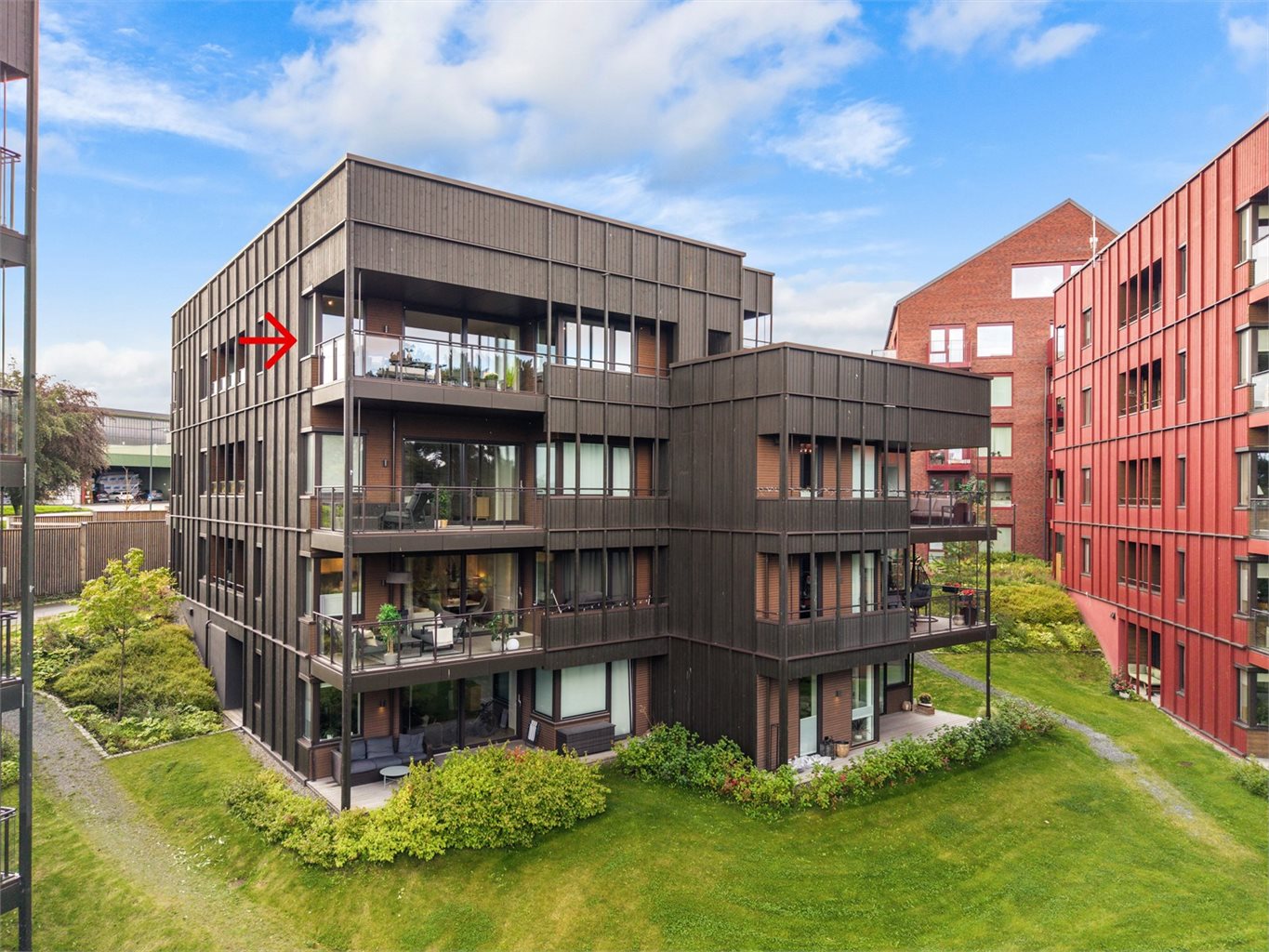 Bygget har et moderne og eksklusivt uttrykk, kjennetegnet av rause glassflater og stilrent spileverk i tre. Leiligheten ligger i byggets 4. etasje, med en attraktiv beliggenhet uten overliggende leiligheter.