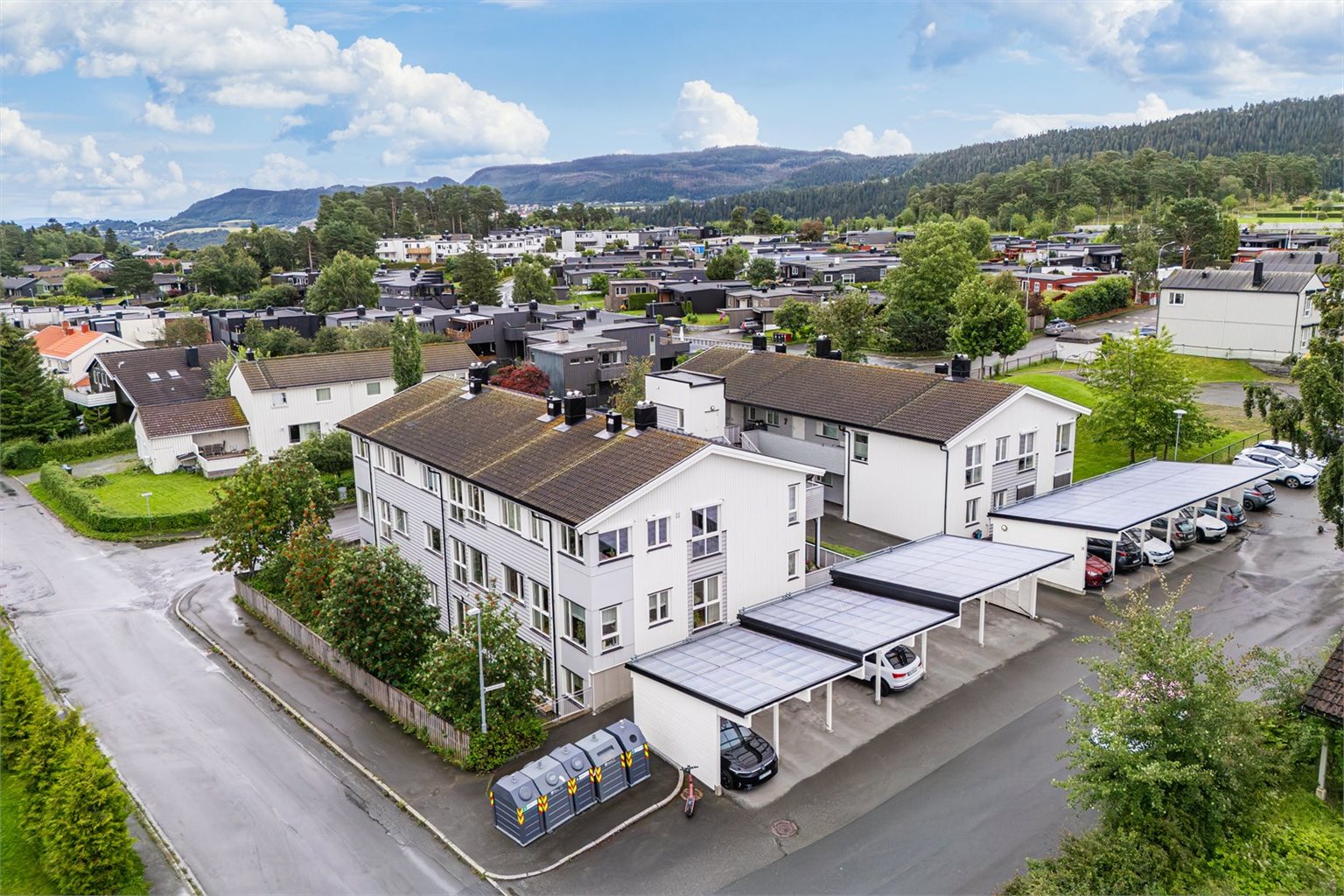 Felles plen på nedsiden av boligen. Egen bod i felles kjeller (inngang på andre enden av bygget)