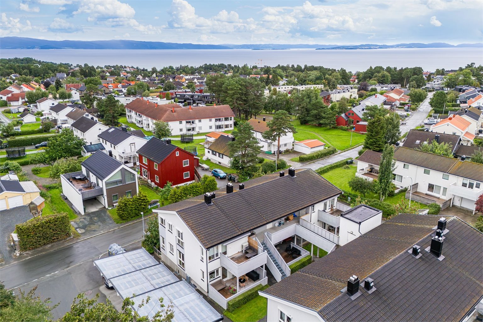 Her bor du nært butikker, samt at det er kort vei til skole/ barnehager