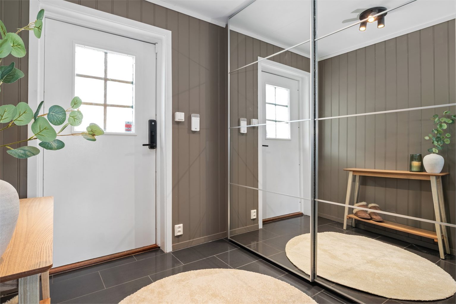 Etasjens entreé går over 6 kvm og gir godt med plass til romslig skyvedørsgarderobe og enkel innredning.