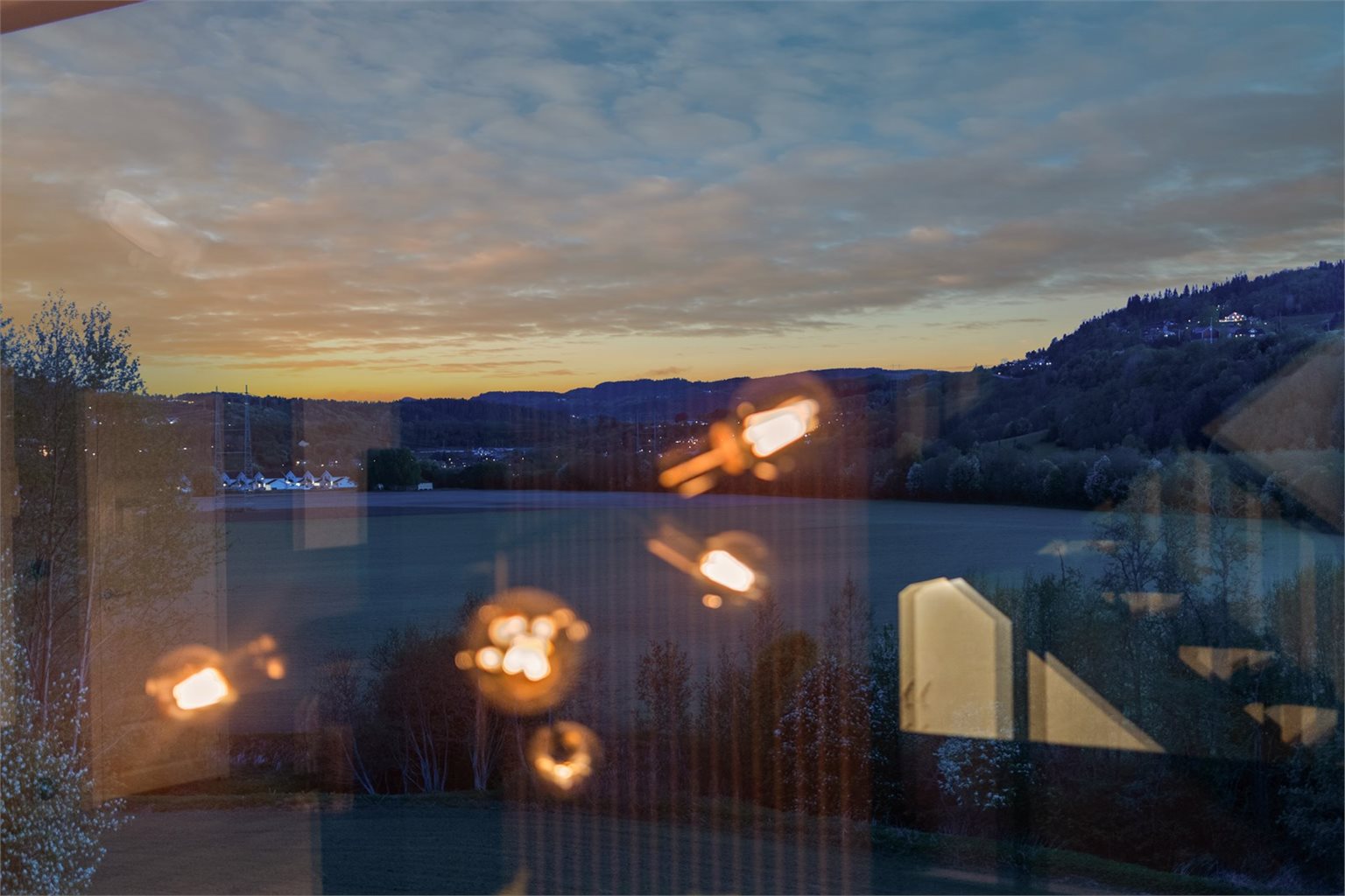 Fra stuen har man en naturskjønn utsikt mot landlige omgivelser. 