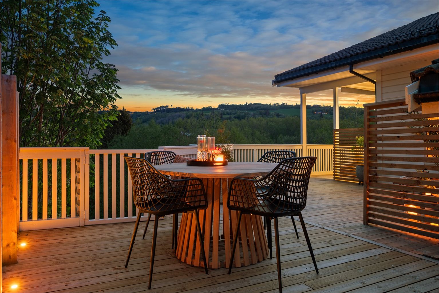 Her får man to romslige terrasse- og vindusflater med enormt gode sol og utsiktsforhold!