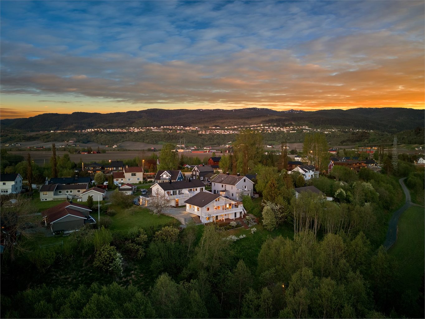 Fra eiendommen er det ca. 2 km til Melhus sentrum og byr på et bredt utvalg av butikker, dagligvareforretninger, serveringssteder og øvrige tjenester som f.eks. kjøpesenter.