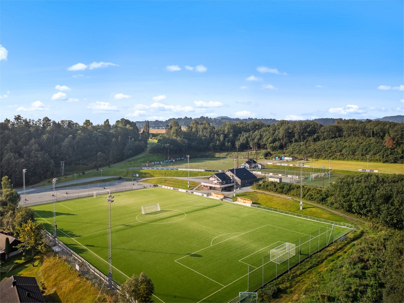 Gruva stadion og Melhus IL ligger ca 2 km fra boligen.