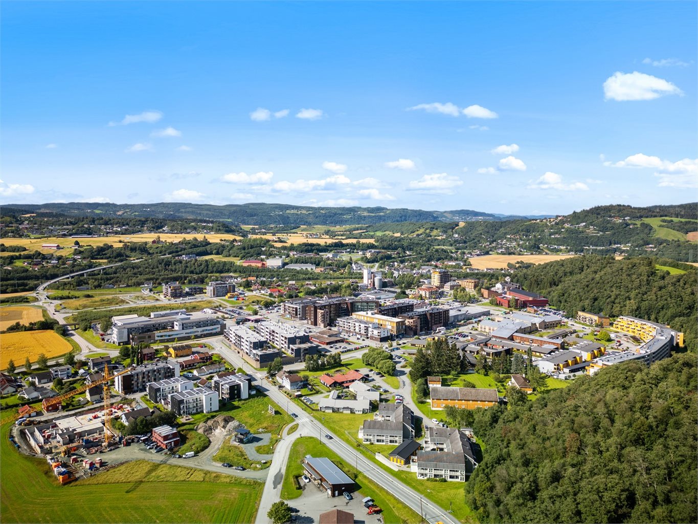 Fra eiendommen er det ca. 1 til Melhus sentrum hvor man finner en rekke servicetilbud. Resturanter, kjøpesenter, dagligvare og en rekke kollektivtransport!
